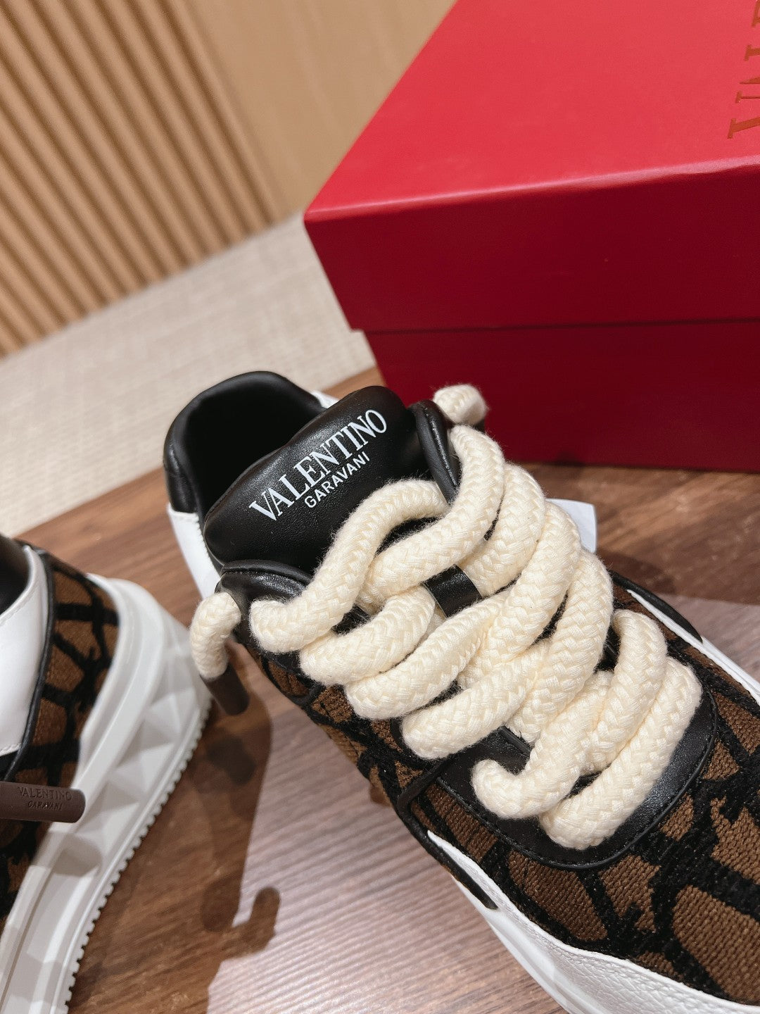 ONE STUD XL LOW-TOP SNEAKER IN NAPPA LEATHER AND TOILE ICONOGRAPHE FABRIC
