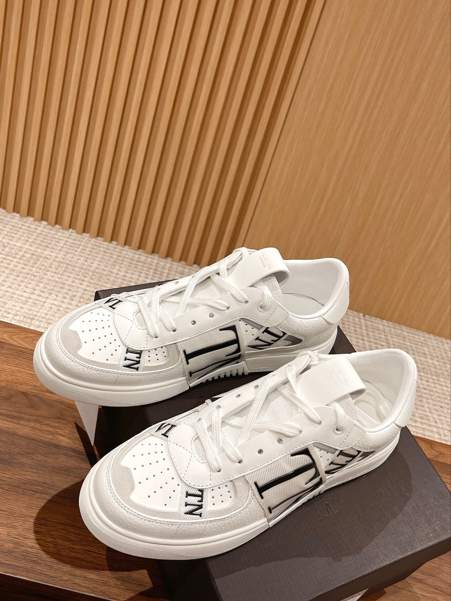 Garavani VL7N logo-print strap sneakers