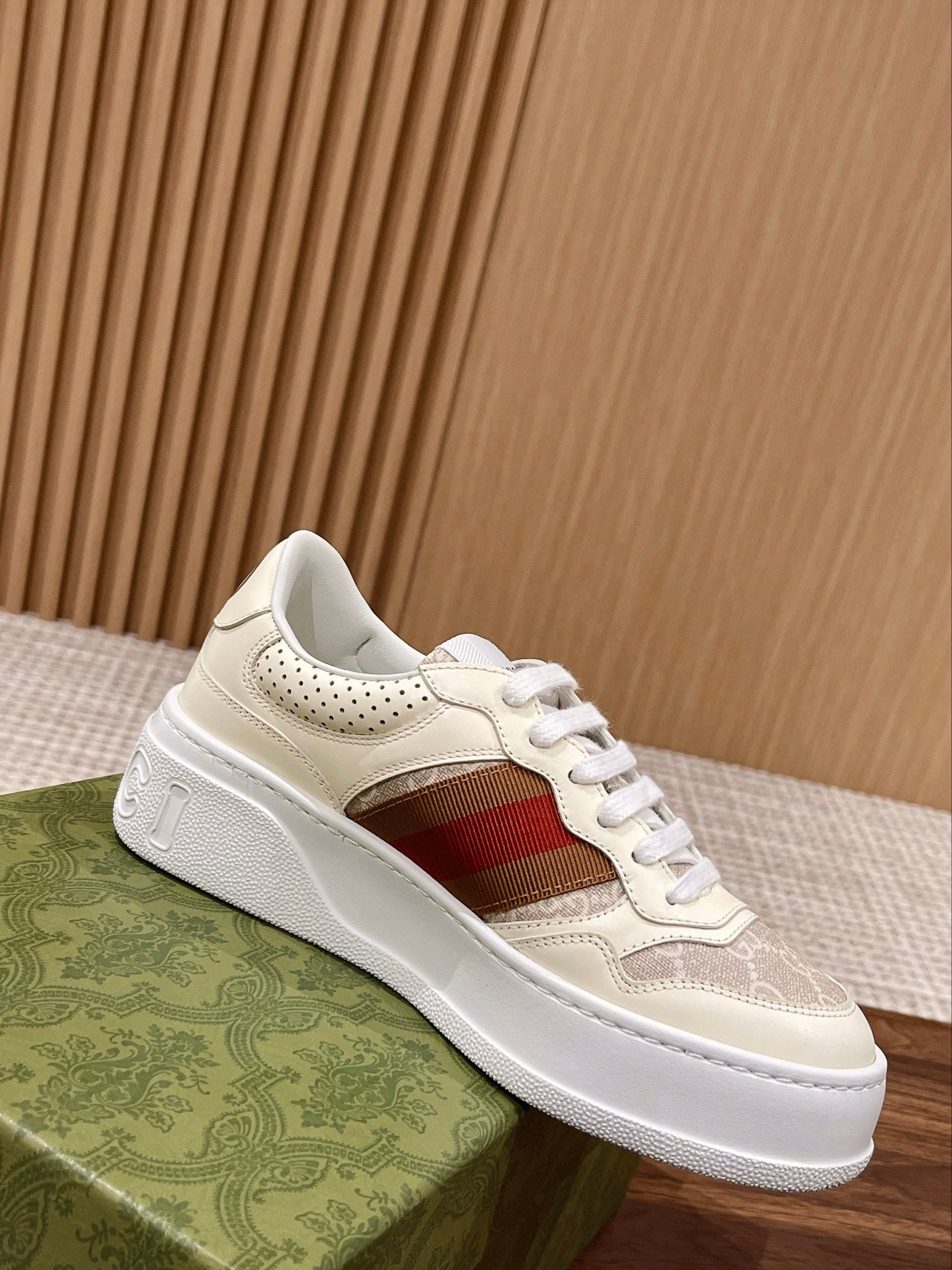 WOMEN'S SNEAKER