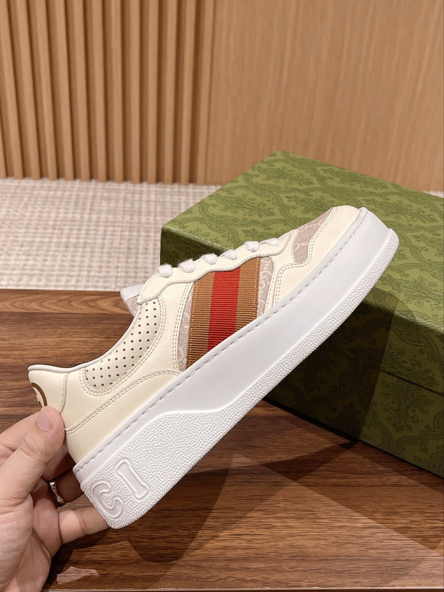 WOMEN'S SNEAKER