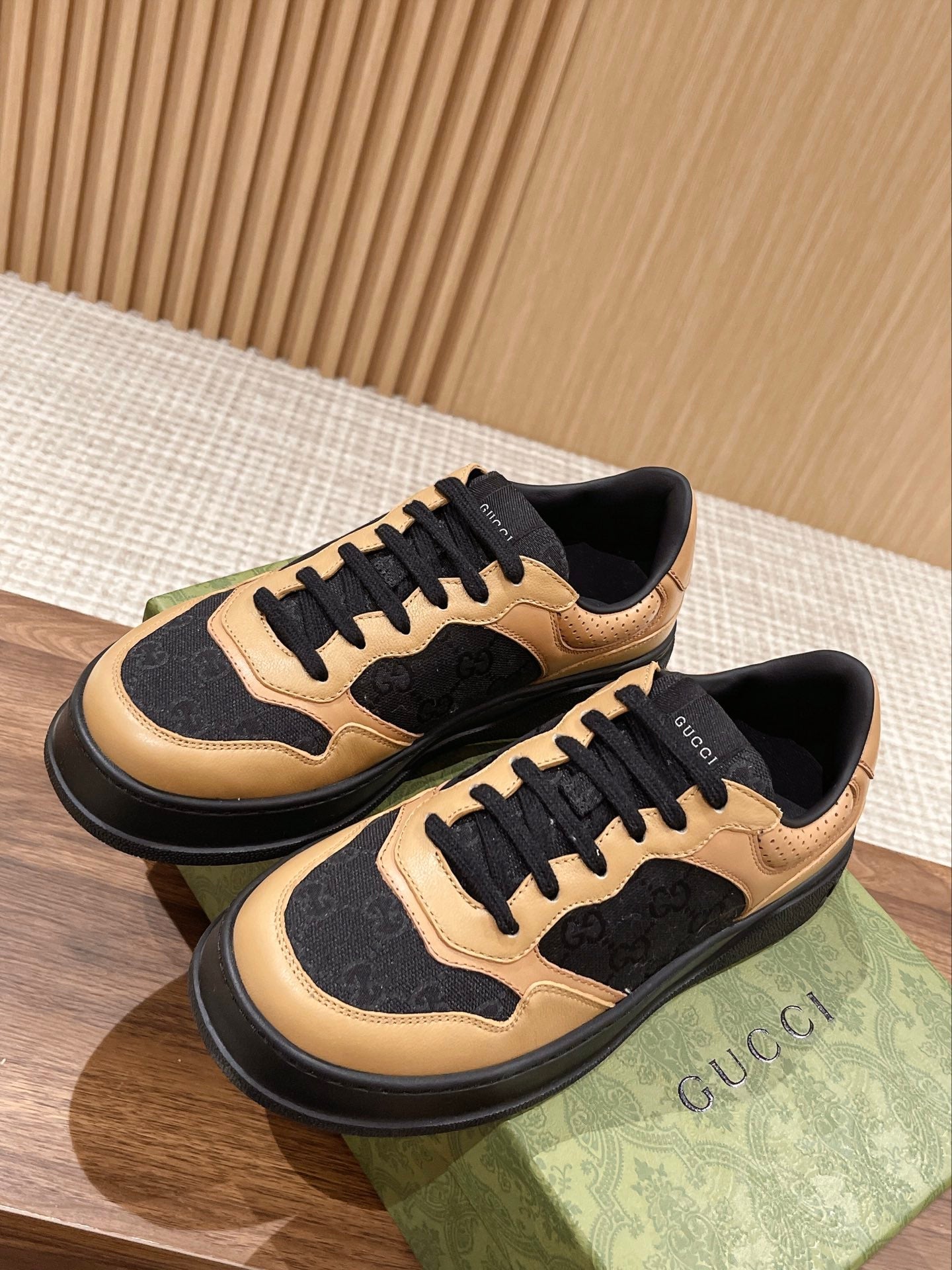 WOMEN'S SNEAKER