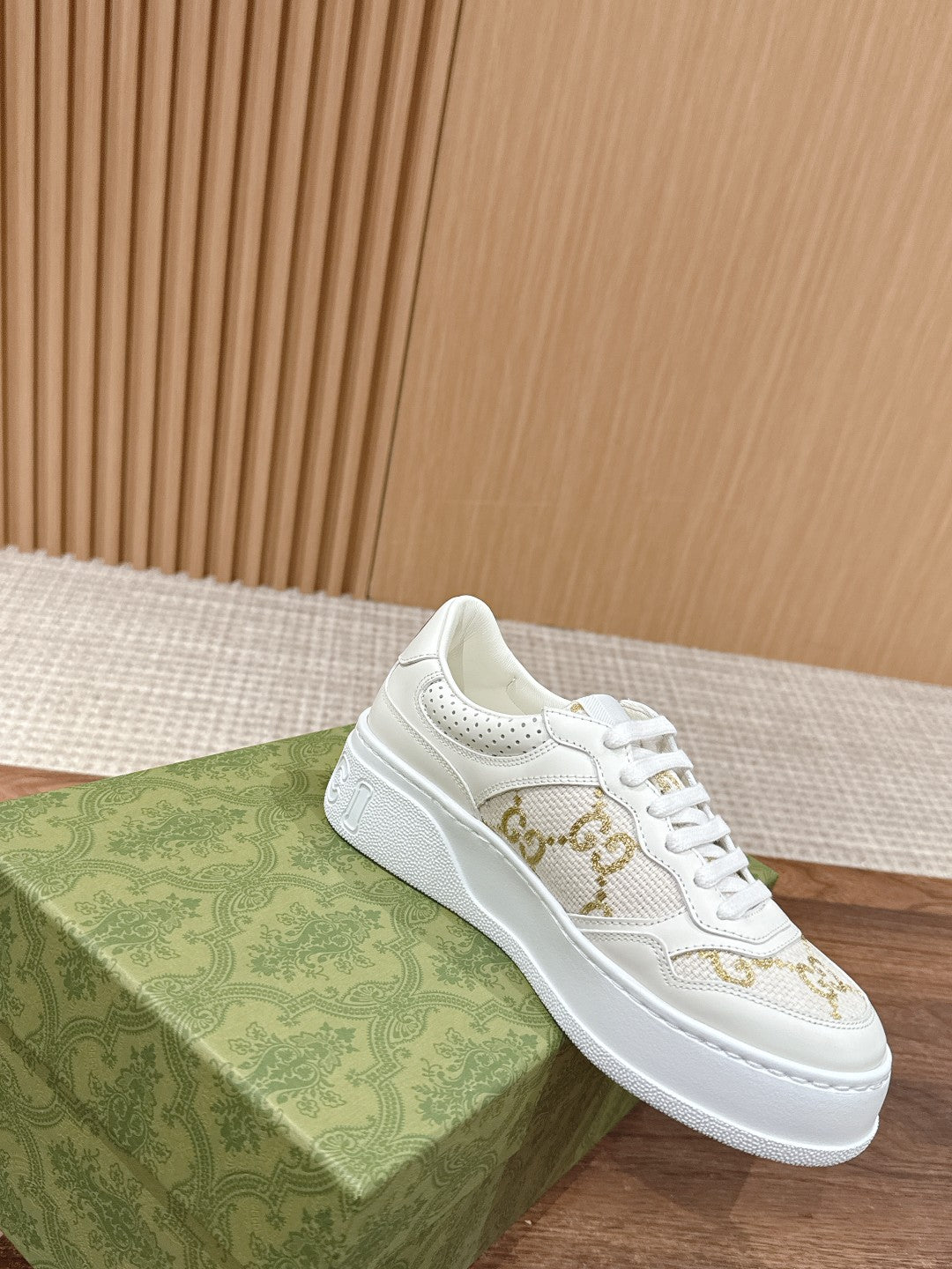 WOMEN'S SNEAKER