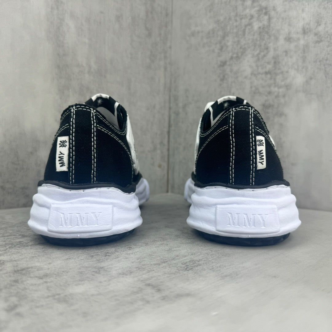AM Sneaker