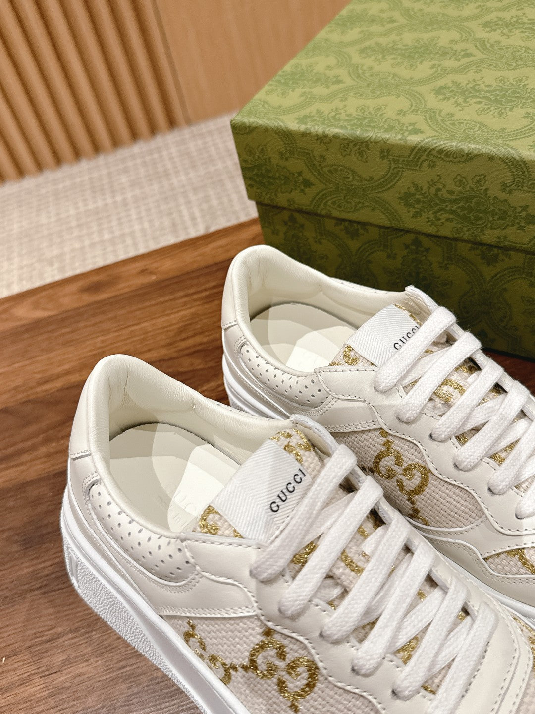 WOMEN'S SNEAKER