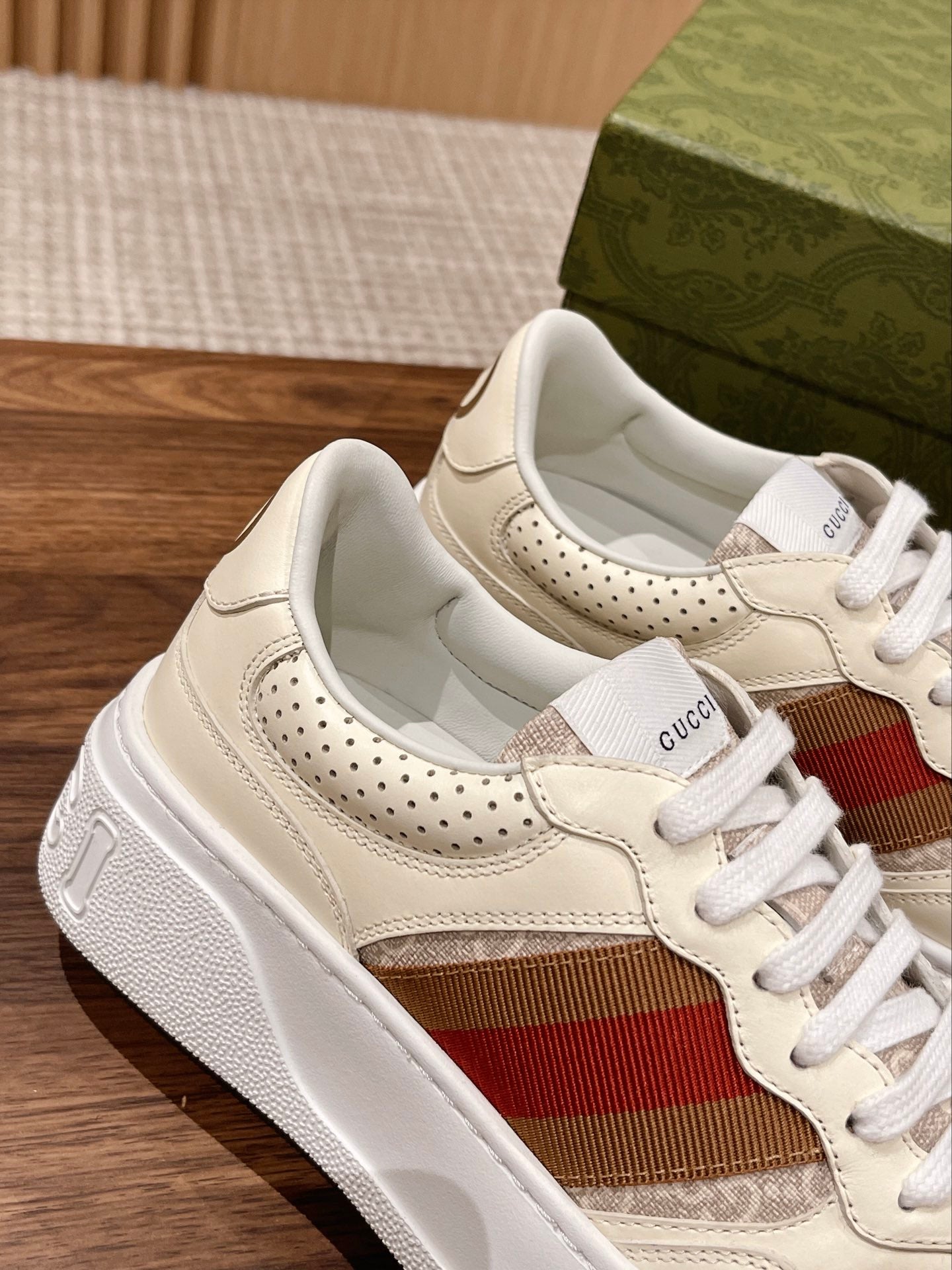 WOMEN'S SNEAKER