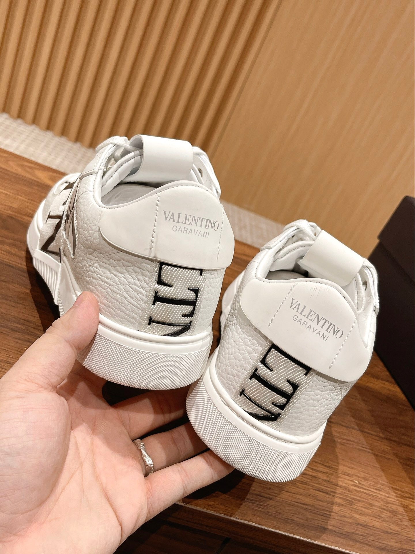 GaravaniVL7N logo-print strap sneakers