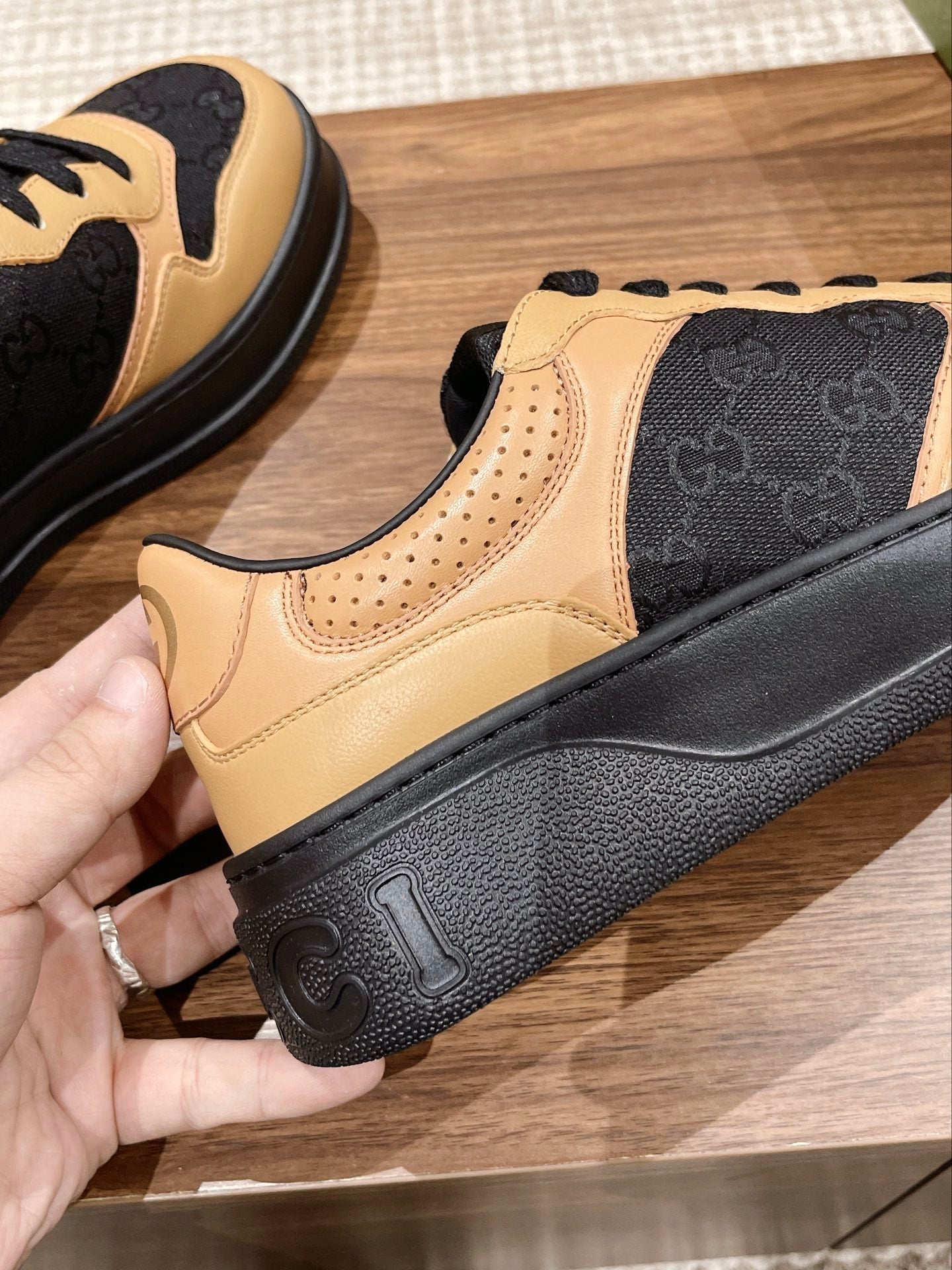 WOMEN'S SNEAKER