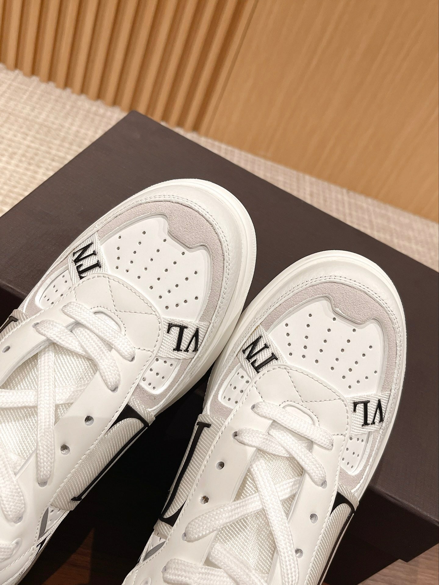 Garavani VL7N logo-print strap sneakers