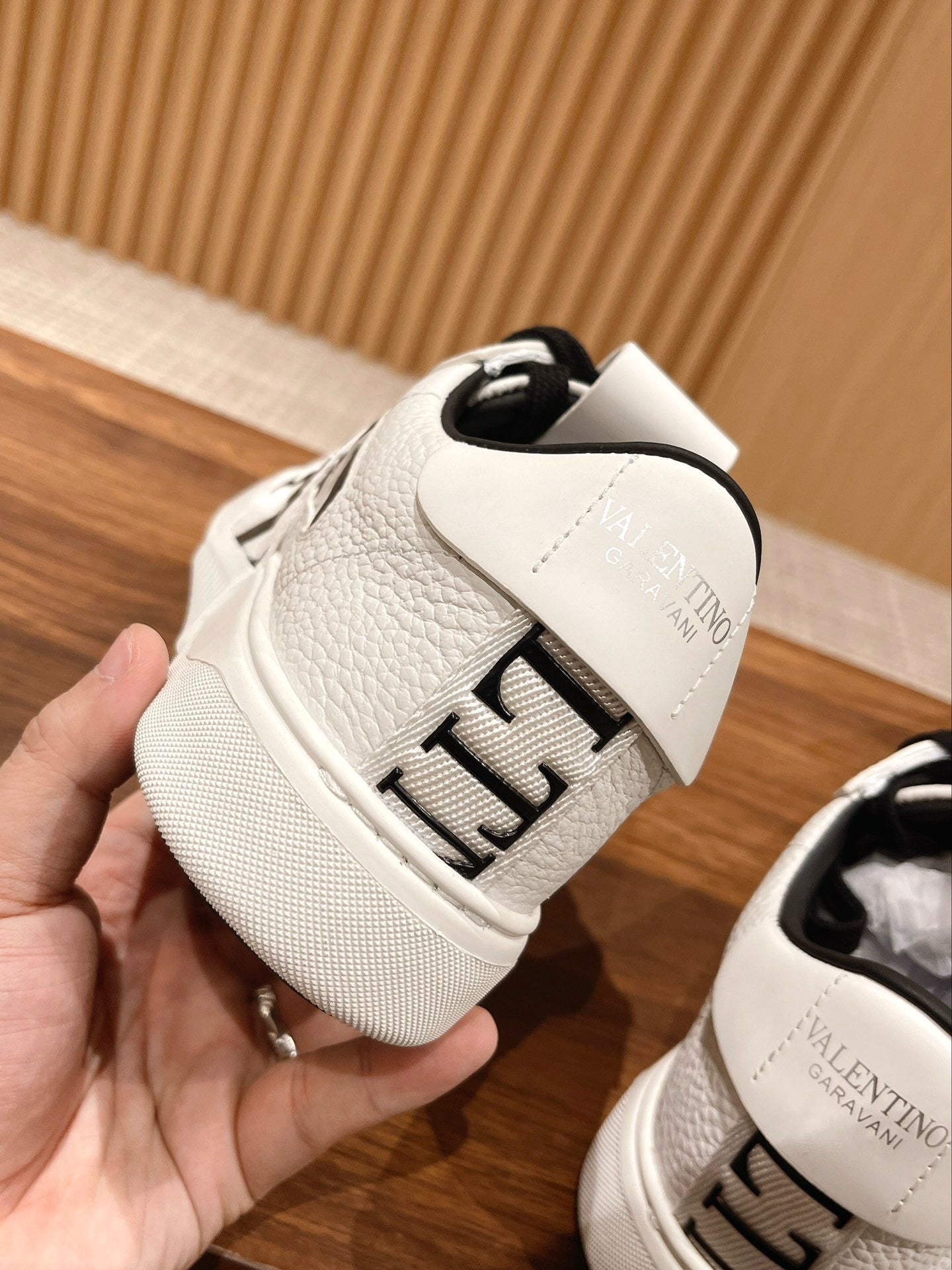 Garavani VL7N logo-print strap sneakers