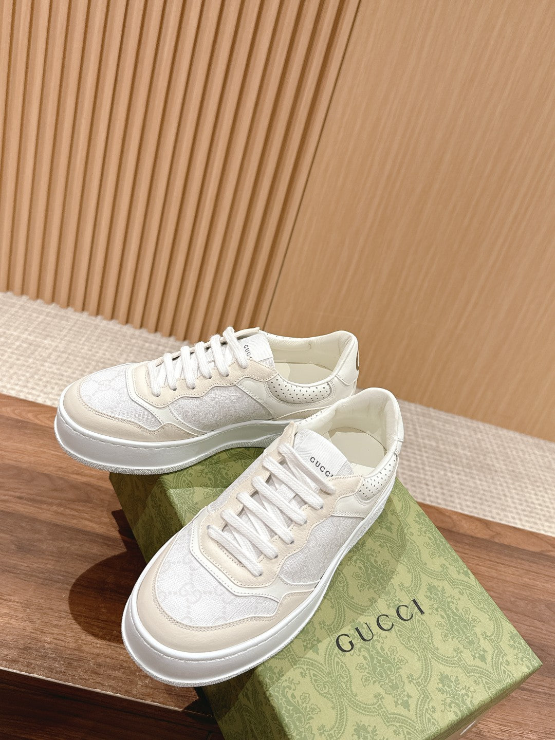 WOMEN'S SNEAKER