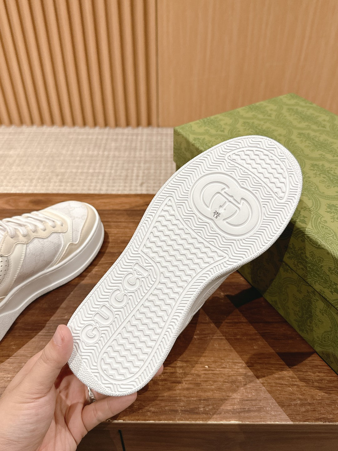 WOMEN'S SNEAKER