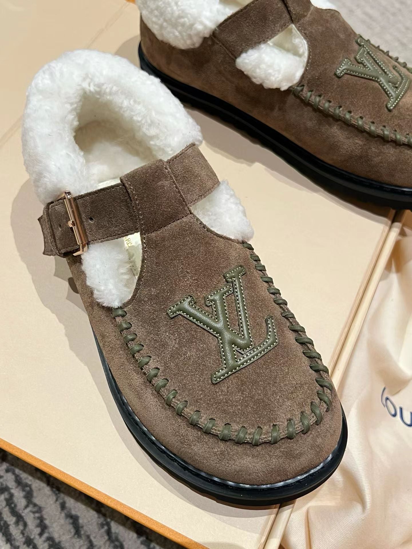 L|V Slipper