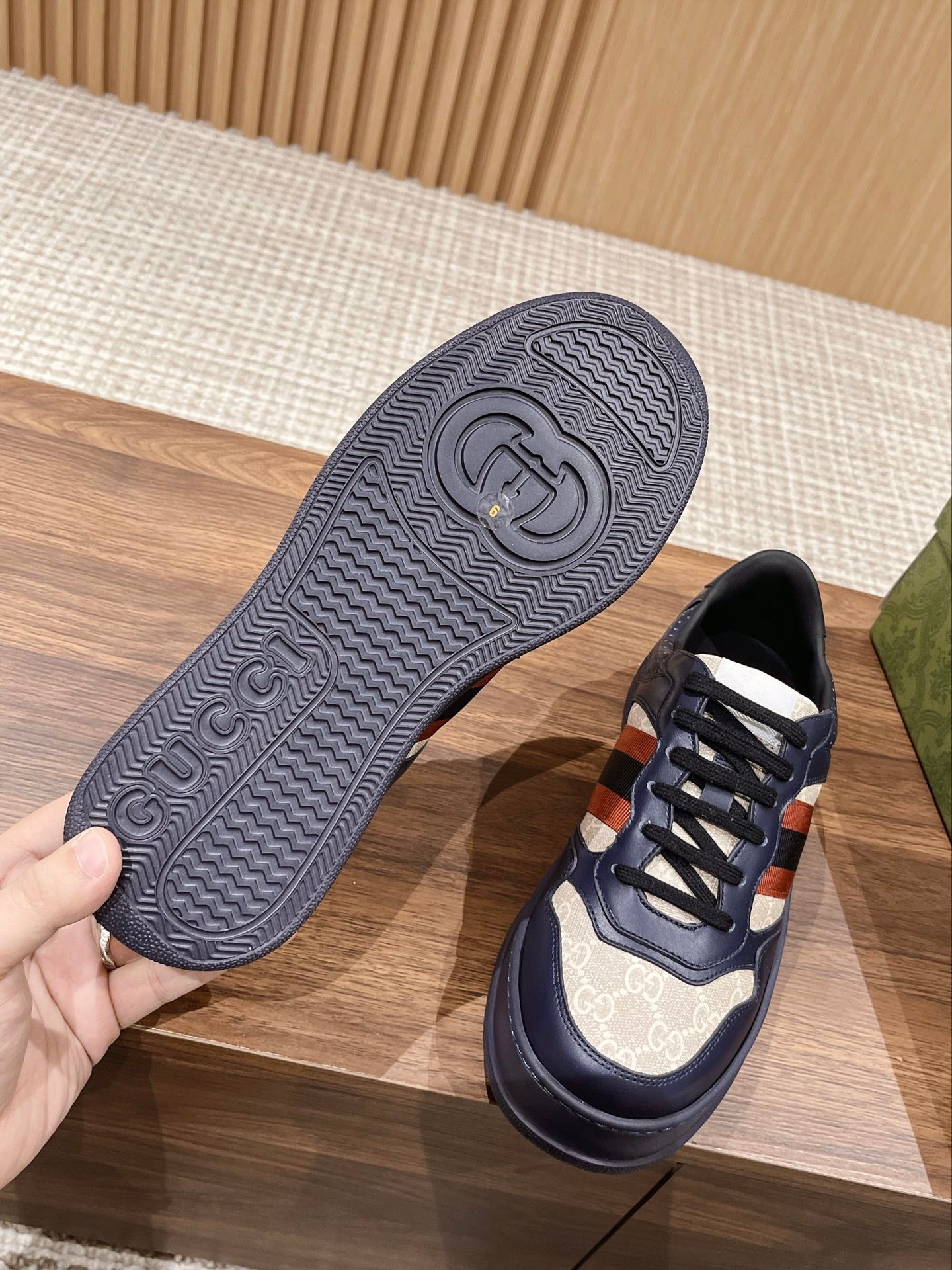 WOMEN'S SNEAKER