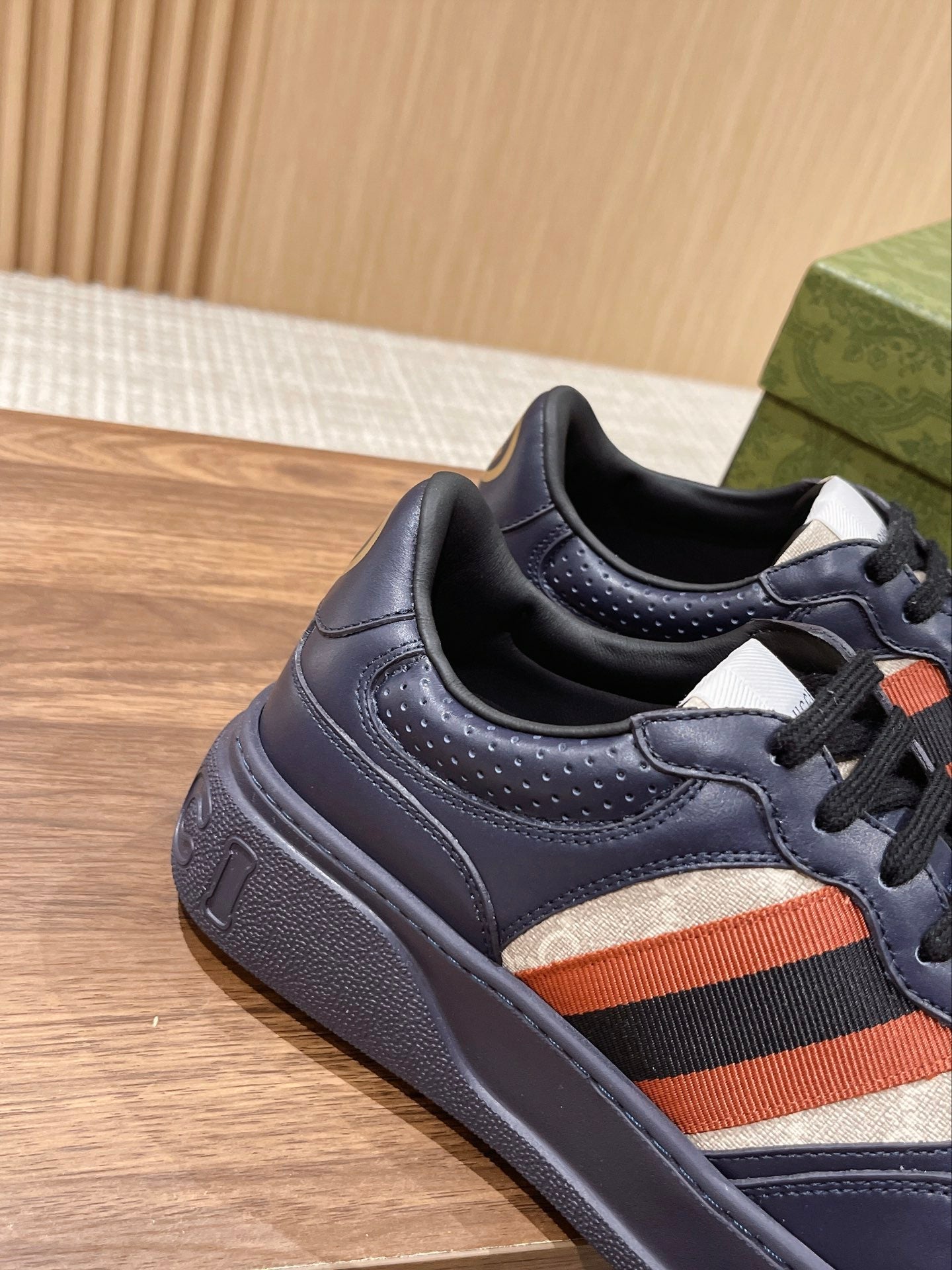 WOMEN'S SNEAKER