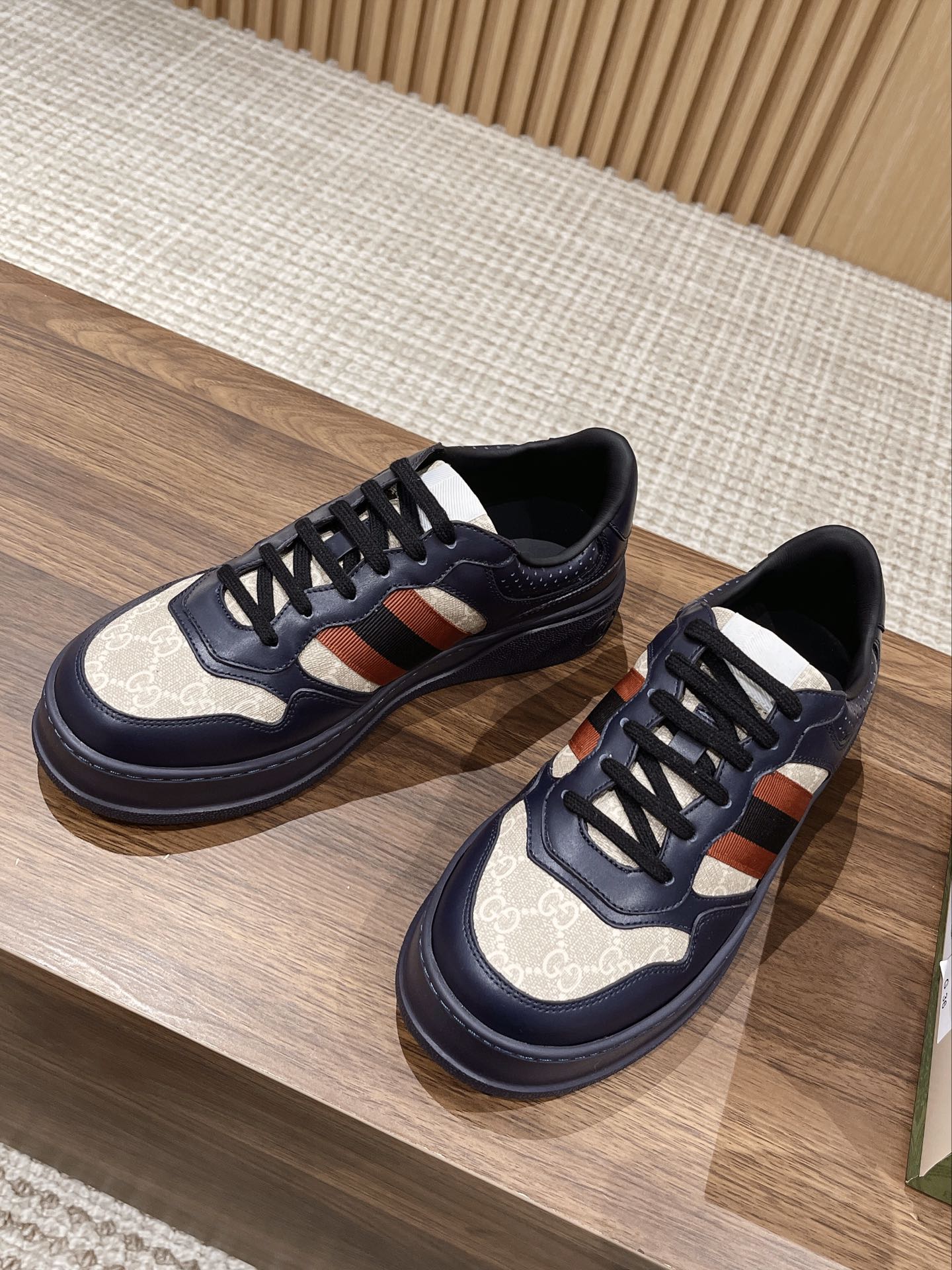WOMEN'S SNEAKER
