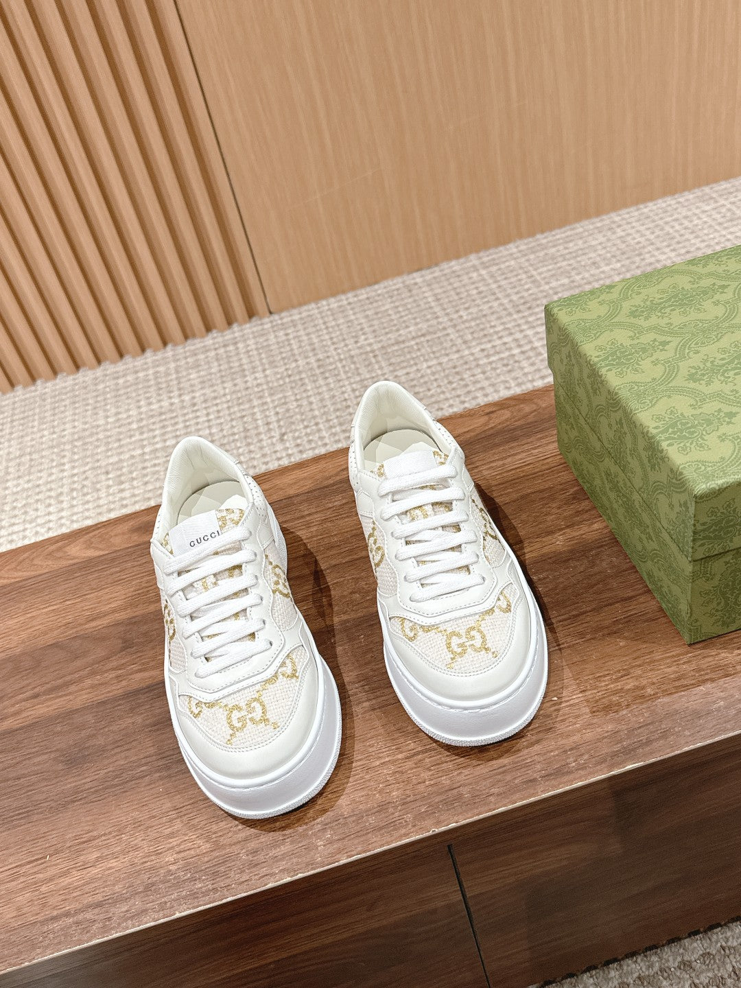 WOMEN'S SNEAKER