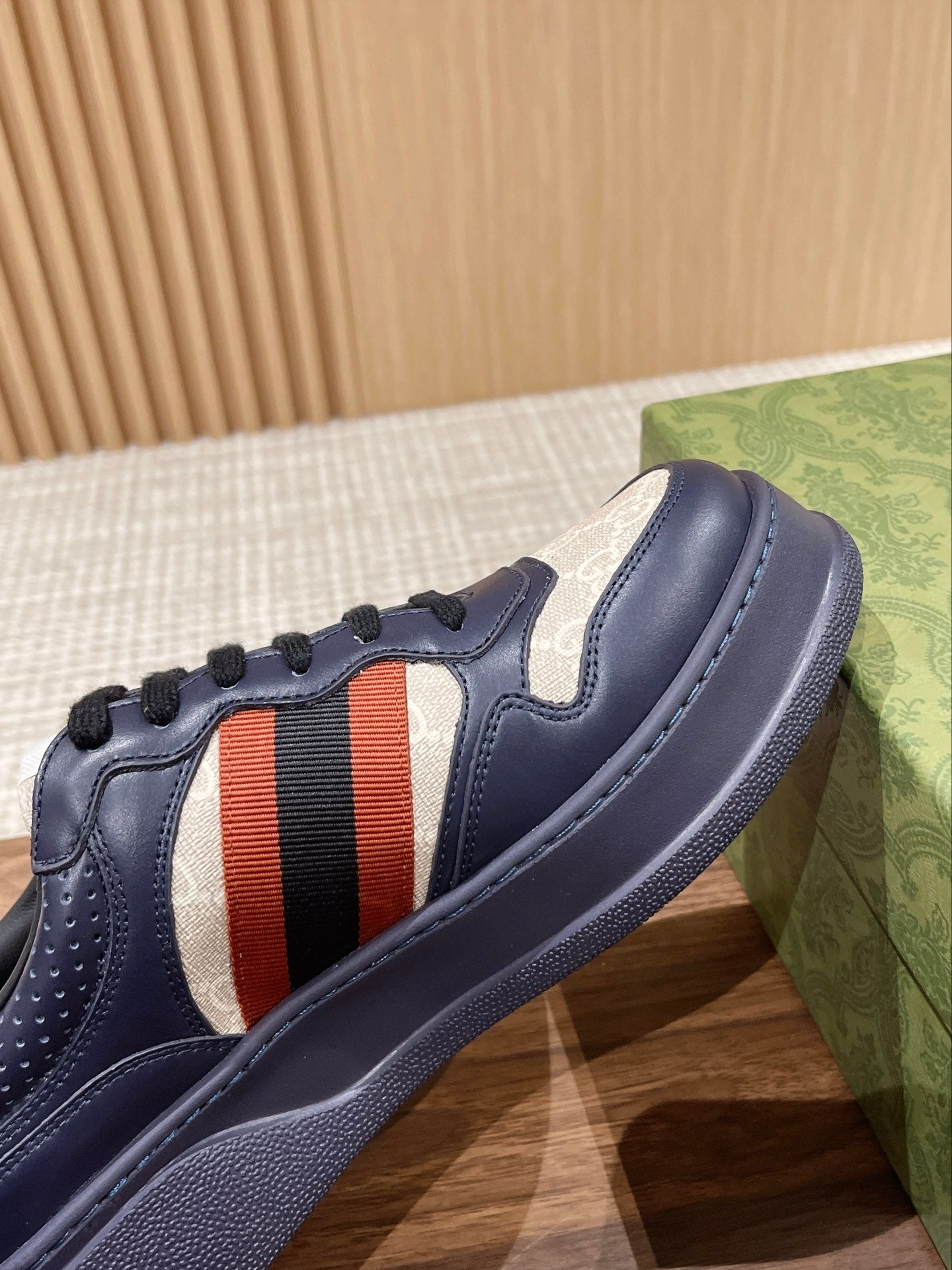 WOMEN'S SNEAKER