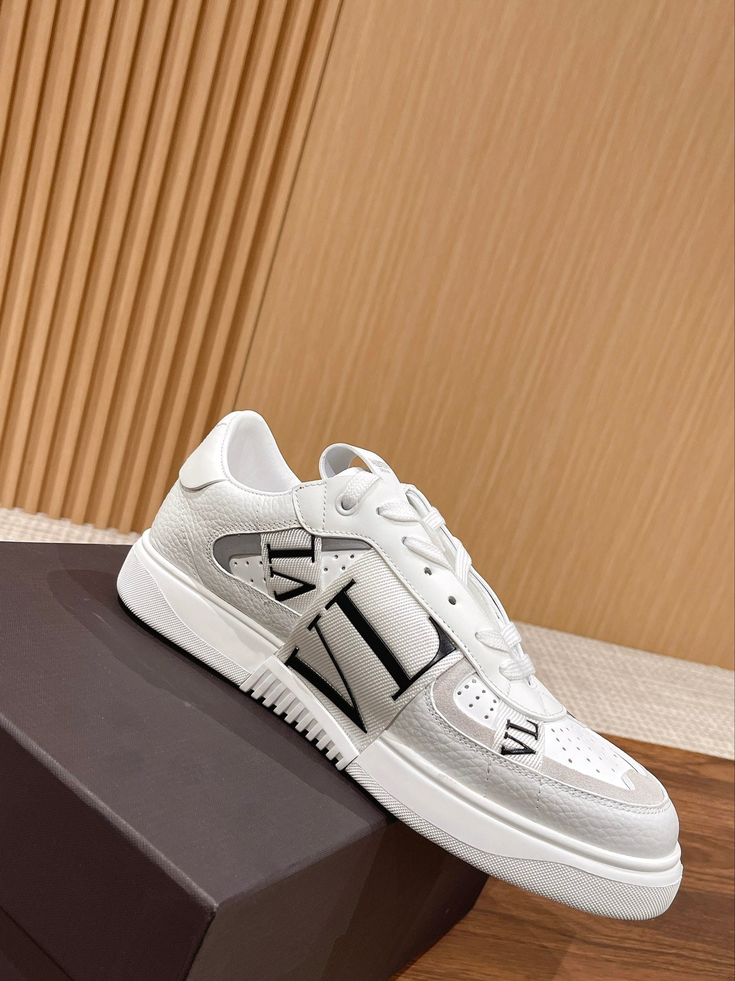 Garavani VL7N logo-print strap sneakers